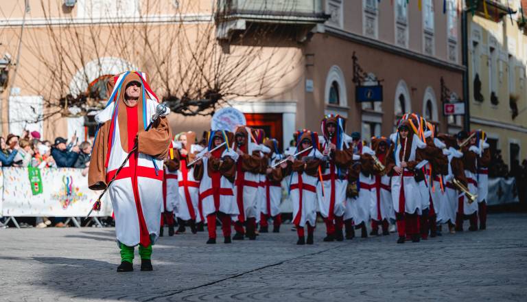 FOTO in VIDEO: Etnografski liki prinesli pustno vzdušje, Ptuj vstopil v 66. Kurentovanje
