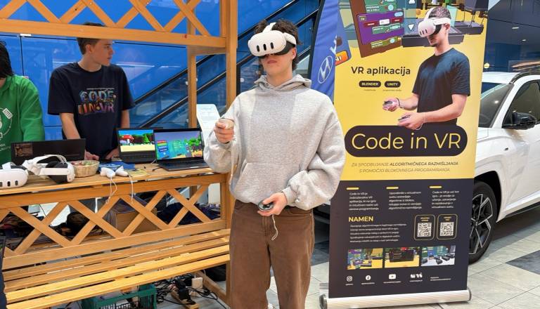 FOTO: Dijaki Srednje poklicne in tehniške šole Murska Sobota navdušujejo z VR izkušnjo v BTC Cityju