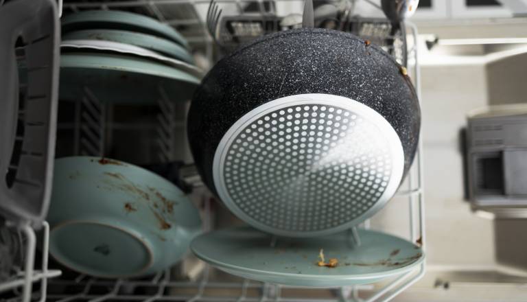 Kaj se bolj splača? Ročno ali strojno pomivanje posode?