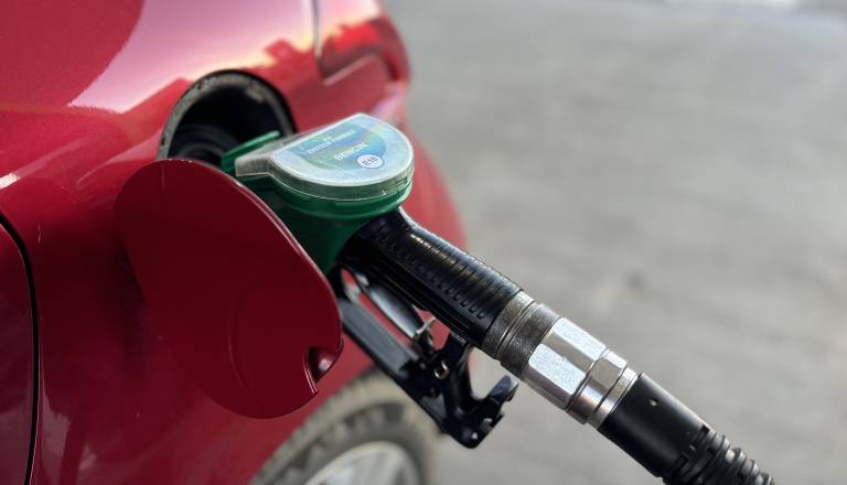 Če ne bo posega vlade, bodo cene goriv v torek ...