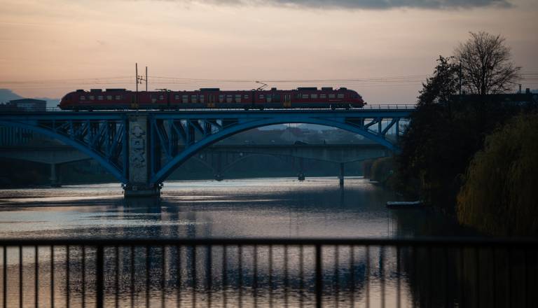 Nadgradnja proge med Mariborom in Rušami prihaja, hiter vlak v Ljubljano pa ostaja daleč