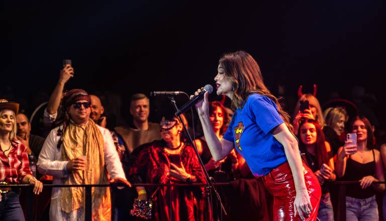 FOTO in VIDEO: Severina znova navdušila v Karnevalski dvorani, maske plesale pozno v noč