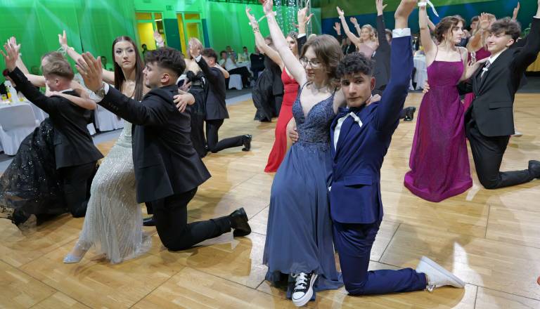 FOTO in VIDEO: Maturanti Dvojezične srednje šole Lendava zaplesali maturantski ples 