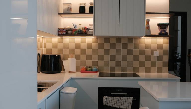 Kaj izbrati za kuhinjo? Cvrtnik na vroč zrak ali mikrovalovno pečico? 