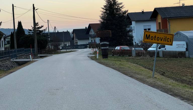 Tudi skozi to vas na Goričkem dnevno divjajo vozniki, županja obljublja pločnike