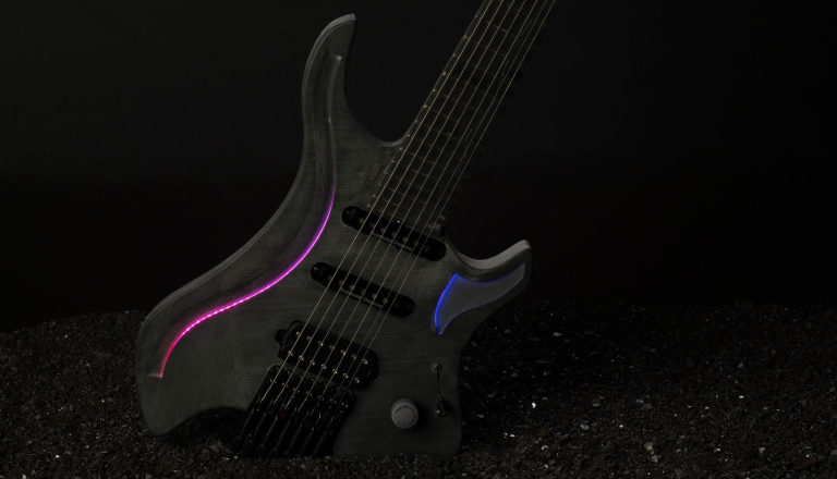 Slovenski tehnološki preboj v 3D tisku: prva delujoča električna kitara, natisnjena v enem kosu