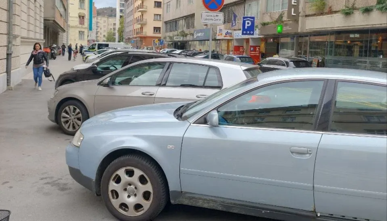Kljub dovolilnici težko do parkirnega mesta. Kaj odgovarja Mestna občina Ljubljana