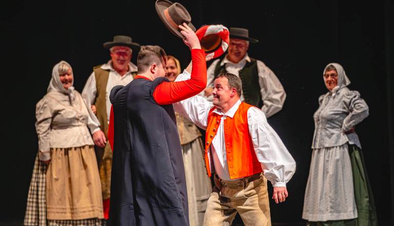 FOTO in VIDEO: V Bohinjski Bistrici je dvorana pokala po šivih: Folkloristi navdušili vse generacije