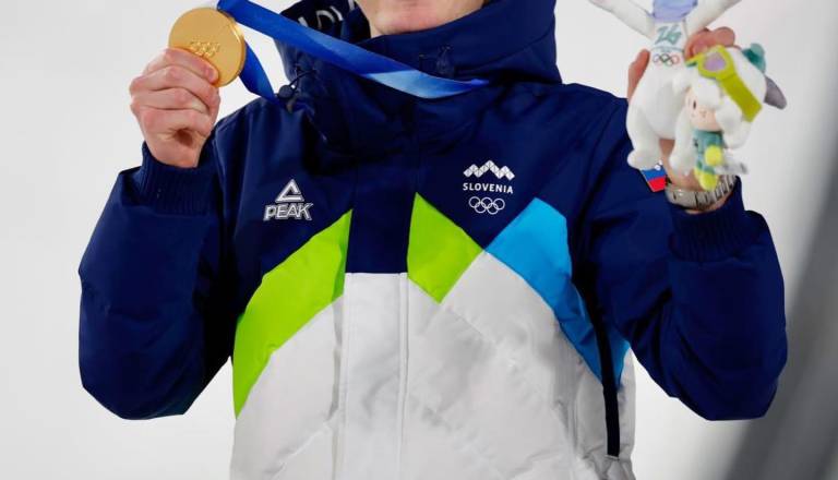 Domen Prevc preskočil rekord brata Petra in k zbirki kolajn dodal še eno zlato