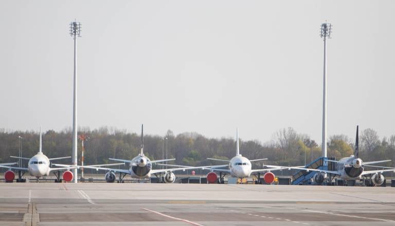 Bližnji vzhod zapira zračni prostor, letalske družbe množično odpovedujejo lete