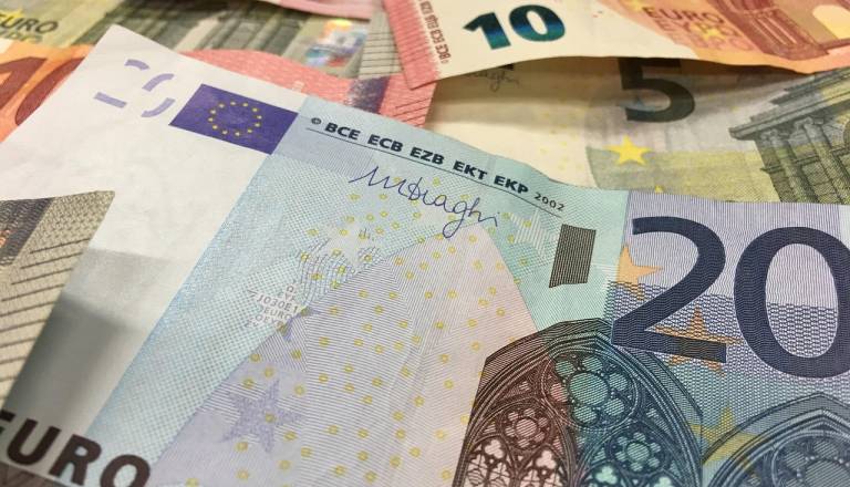 Država zvišala otroški dodatek in državne štipendije, to so novi zneski