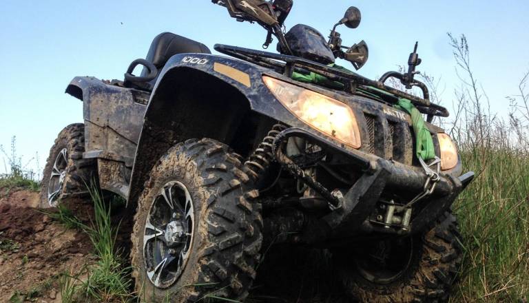 V nesreči s štirikolesnikom ogroženo življenje moškega, to so sporočili ljubljanski policisti