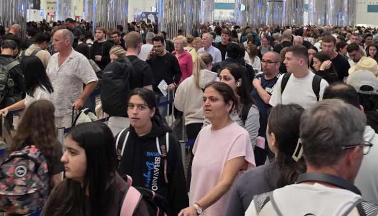 Kaos na letališču v Dubaju, tam je trenutno toliko Slovencev