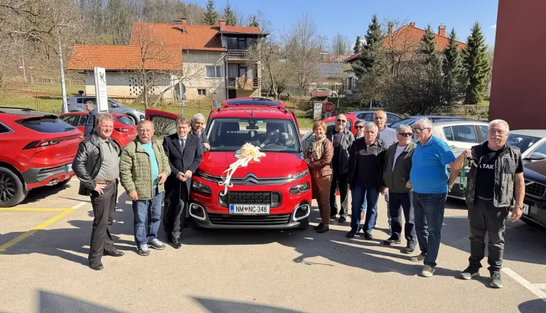 Starejši v Črnomlju zdaj naokoli z novejšim vozilom