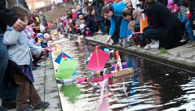 Pomlad prihaja! Ljubljančani bodo ob Gradaščici spuščali gregorčke in ustvarjali čarobne ladjice