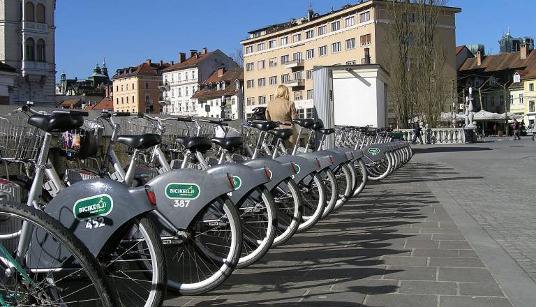 Ljubljana potrebuje 30 novih BicikeLJ postaj, investitor na Jurčkovi je postajališče plačal kar sam