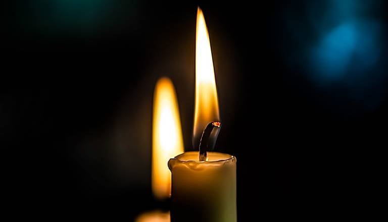 Na žensko padlo okno, umrla na kraju nesreče