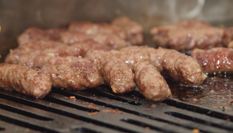 Pomurci množično po čevapčiče, v nekaterih trgovinah naj bi jih zmanjkalo. Kaj pravijo trgovci?