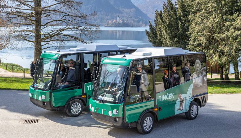Na Bledu bo odslej za prevoz možno prositi Tinčka, predstavili dva električna minibusa