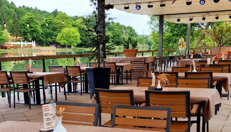 Štiriletnica s starši v novomeški restavraciji ni bila postrežena, ker so Romi: 'Šef jim je naročil, da Romov ne smejo streči'