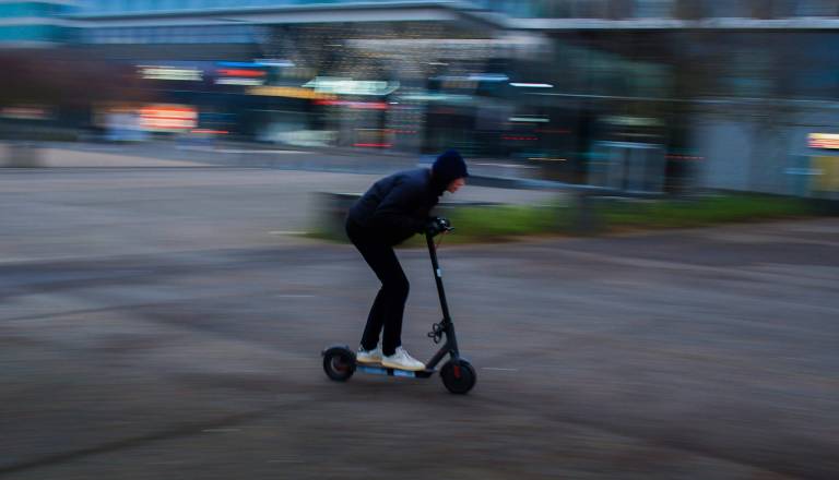 Na Ptuju vse več e-skirojev, starostna meja zdaj 15 let. Kakšna je globa za kršitev?