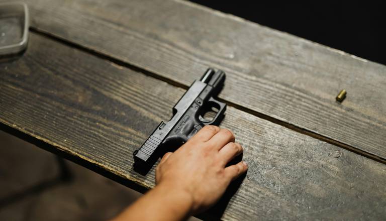 Šok v Novem mestu: 13-letnik večkrat ustrelil proti osebi in pobegnil