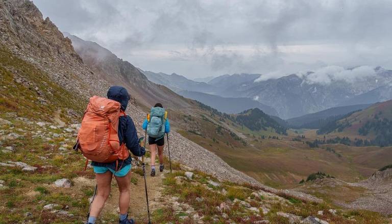 Pravilna uporaba pohodnih palic na strmih spustih