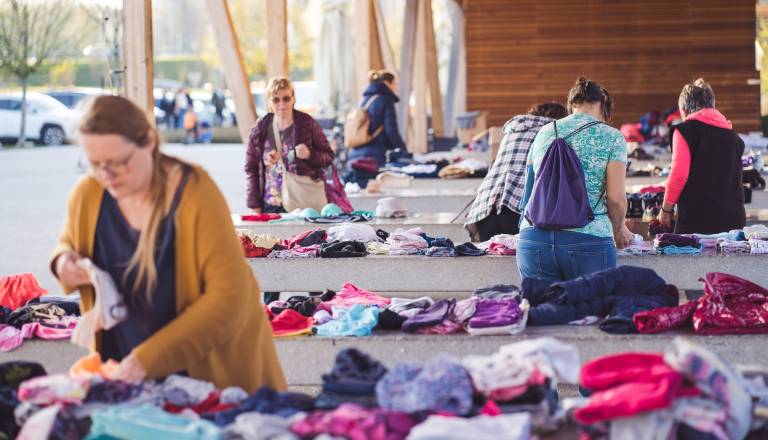 Če katerih oblek ne nosite več, jih prinesite na medvoško tržnico