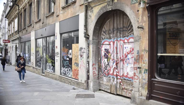 FOTO in VIDEO: Stanovalka centra opozarja: Čopova ulica postaja prava sramota Ljubljane