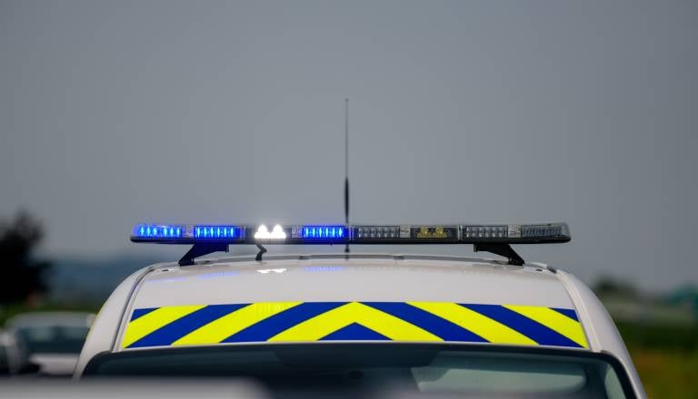 Tragična delovna nesreča, moški umrl pod traktorjem