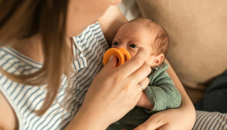 Starši, previdno! Zdravstveni inšpektorat umaknil cucelj za hranjenje