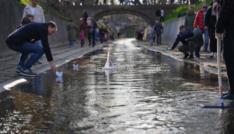 FOTO in VIDEO: Ljubljančani ob Gradaščici spuščali gregorčke in pozdravili pomlad