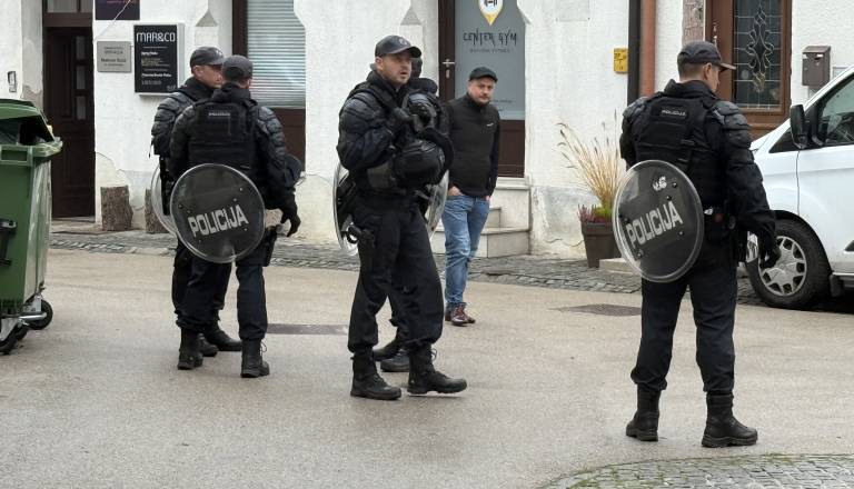 Kdo je 13-letnik, ki je včeraj v Novem mestu streljal na osebo?