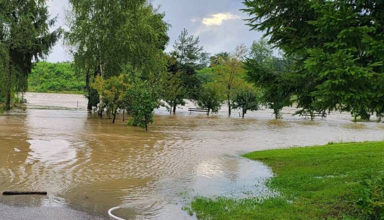 Vlada potrdila nove upravičence do pomoči po poplavah, kdo jo bo prejel?