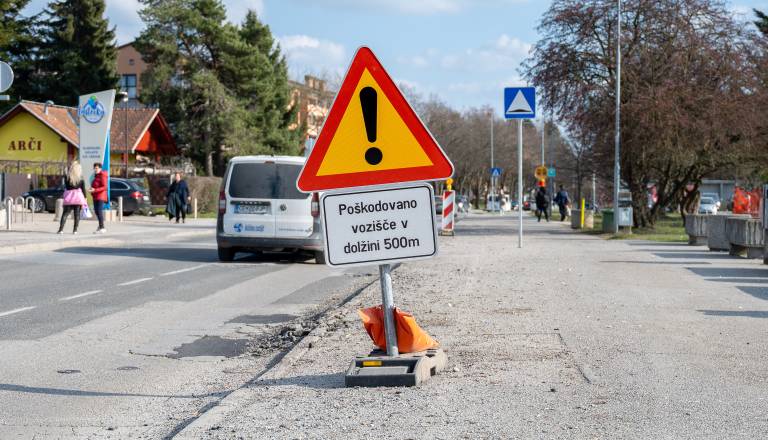 Volkmerjeva po snegu prerešetana z luknjami, večja popravila niso smiselna