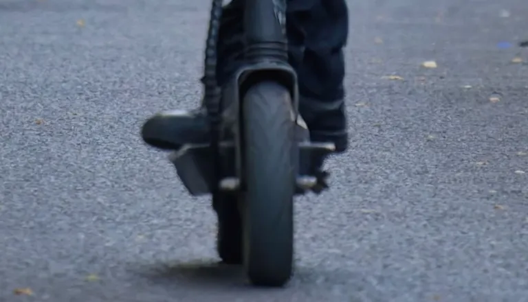 Tragična nesreča v Ljubljani: Zapeljala s ceste, trčila v drevo in do smrti zbila voznico e-skiroja