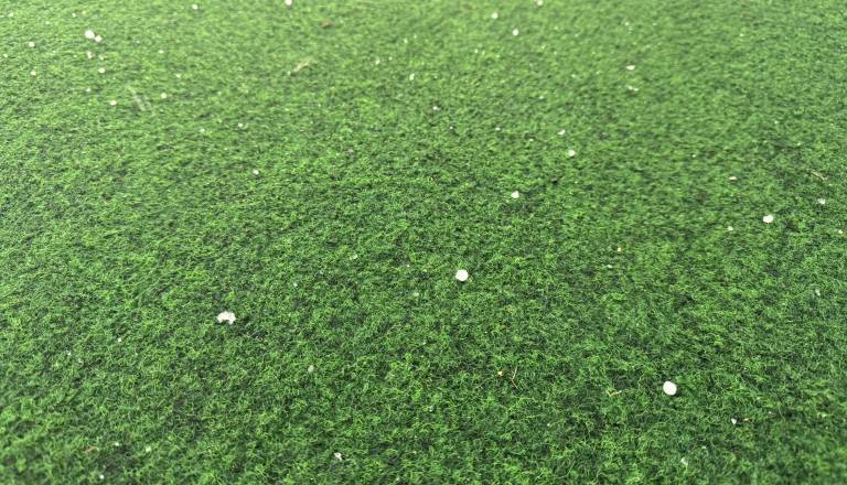 FOTO in VIDEO: V Mariboru med dežjem pada sodra