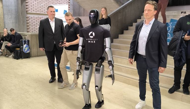 FOTO in VIDEO: V Mariboru predstavili najnaprednejšega humanoidnega robota Maxa