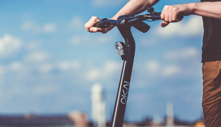 Zapeljala s ceste, trčila v drevo in do smrti zbila voznico e-skiroja