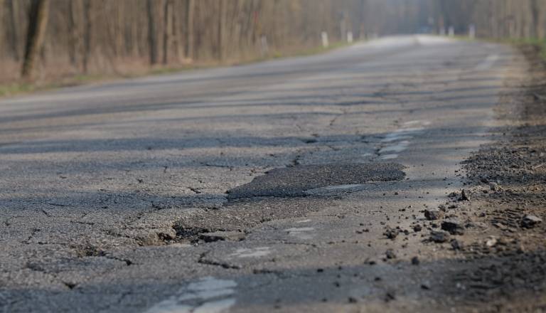FOTO in VIDEO: Zimske razmere še bolj poškodovale že močno uničen del Noršinske ceste