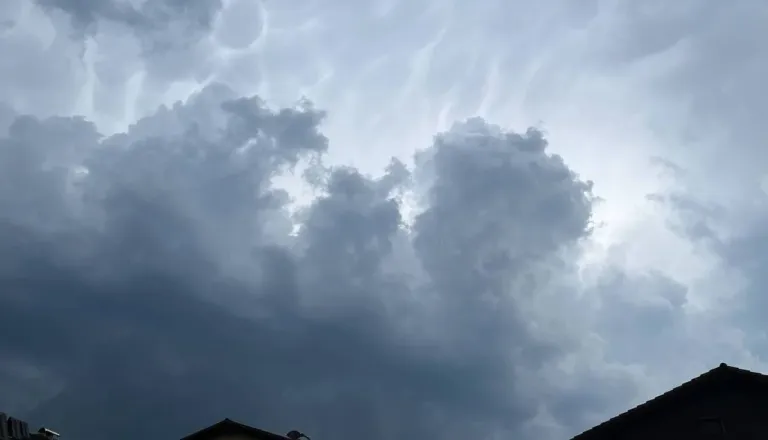 Nevihtna linija že tik ob slovenski meji, bodo padavine dosegle tudi Maribor?