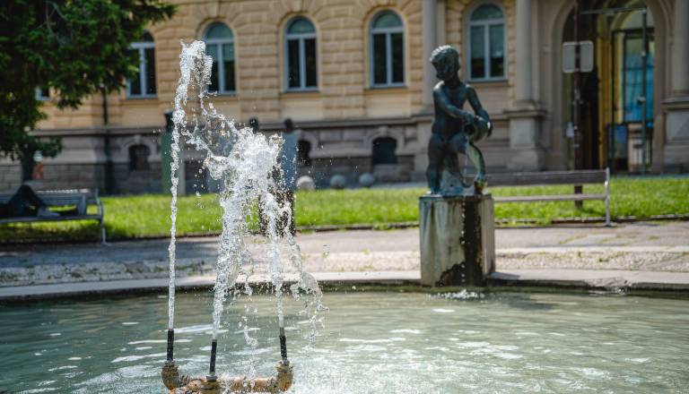 Incident na mariborski fakulteti: Pretep med profesorjem in študentom, oba poškodovana