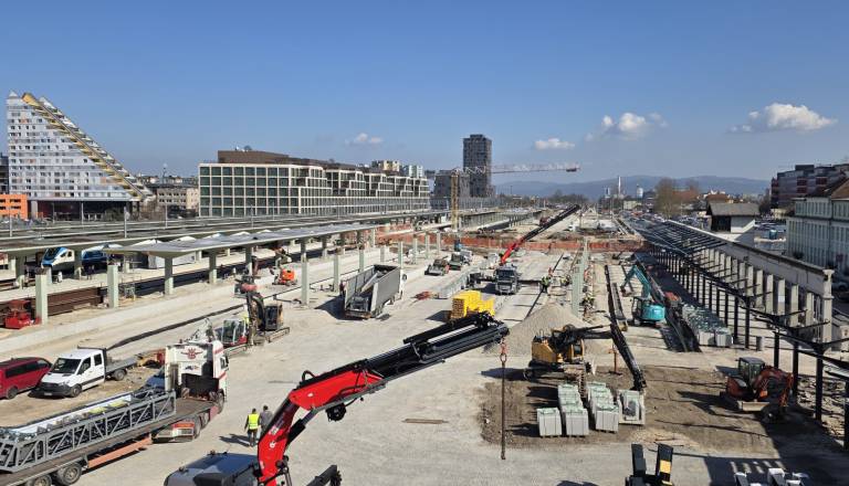 FOTO: Ljubljanska železniška postaja doživlja preobrazbo: Novi peroni, tekoče stopnice in futuristična signalizacija!