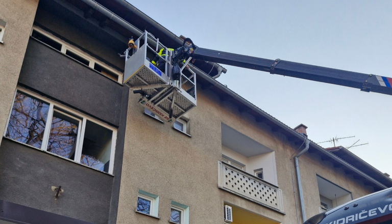 Direktor ptujskega gledališča ostal pred zaklenjenimi vrati, rešili so ga gasilci