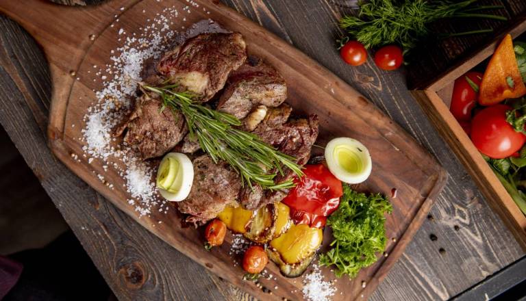 Ko Pohorje zadiši po ameriškem žaru: BBQ brunch v Hotelu Habakuk