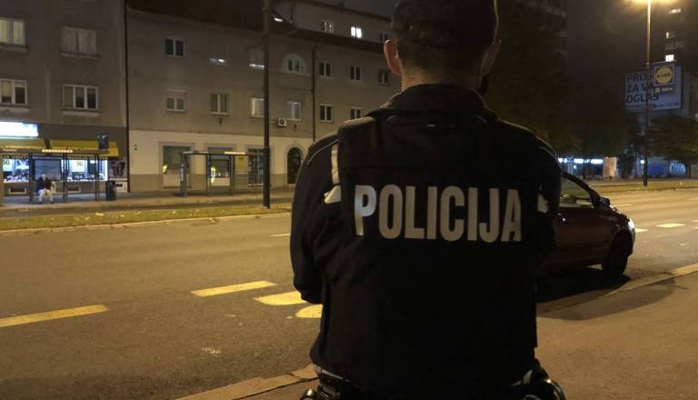 Kradel z zakritim obrazom in imitacijo pištole: Mariborski policisti izsledili serijskega roparja