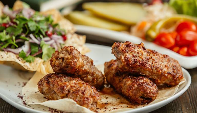 Kaj se dogaja s čevapčiči? V nekaterih trgovinah jih je zmanjkalo