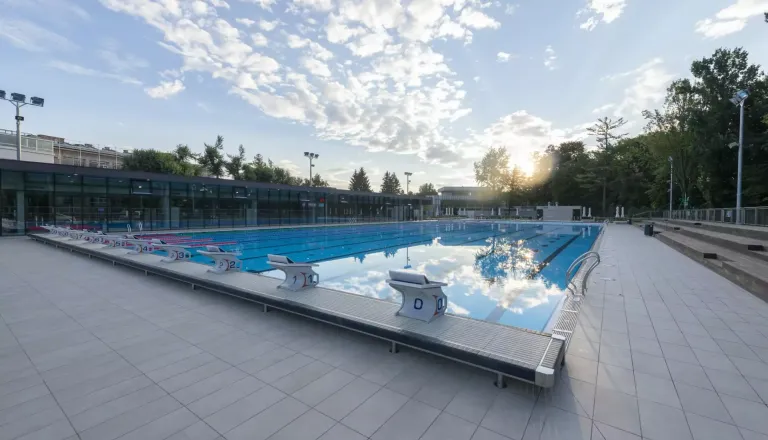 Razpoke in posedanje na Koleziji, kopališče bo dobilo novo tribuno