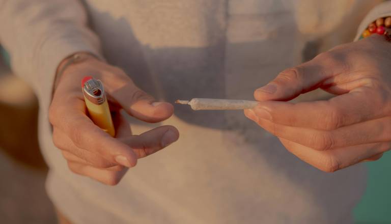 Skoraj vsak peti Gorenjec je že poskusil drogo. Zaradi mamil se zdravi 200 ljudi