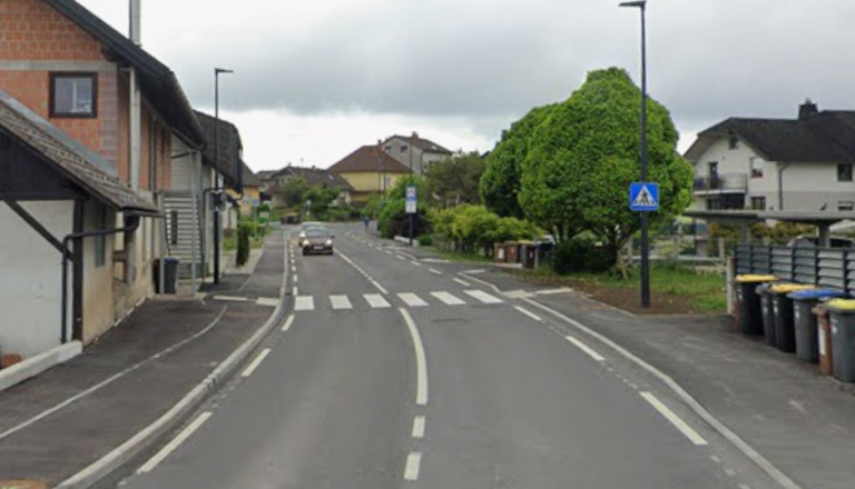 Kolesarji na Šmartinski cesti brez zaščite. Občina odgovarja, da cesta ni njihova